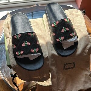 Gucci GG Supreme Slide 'Bee Print